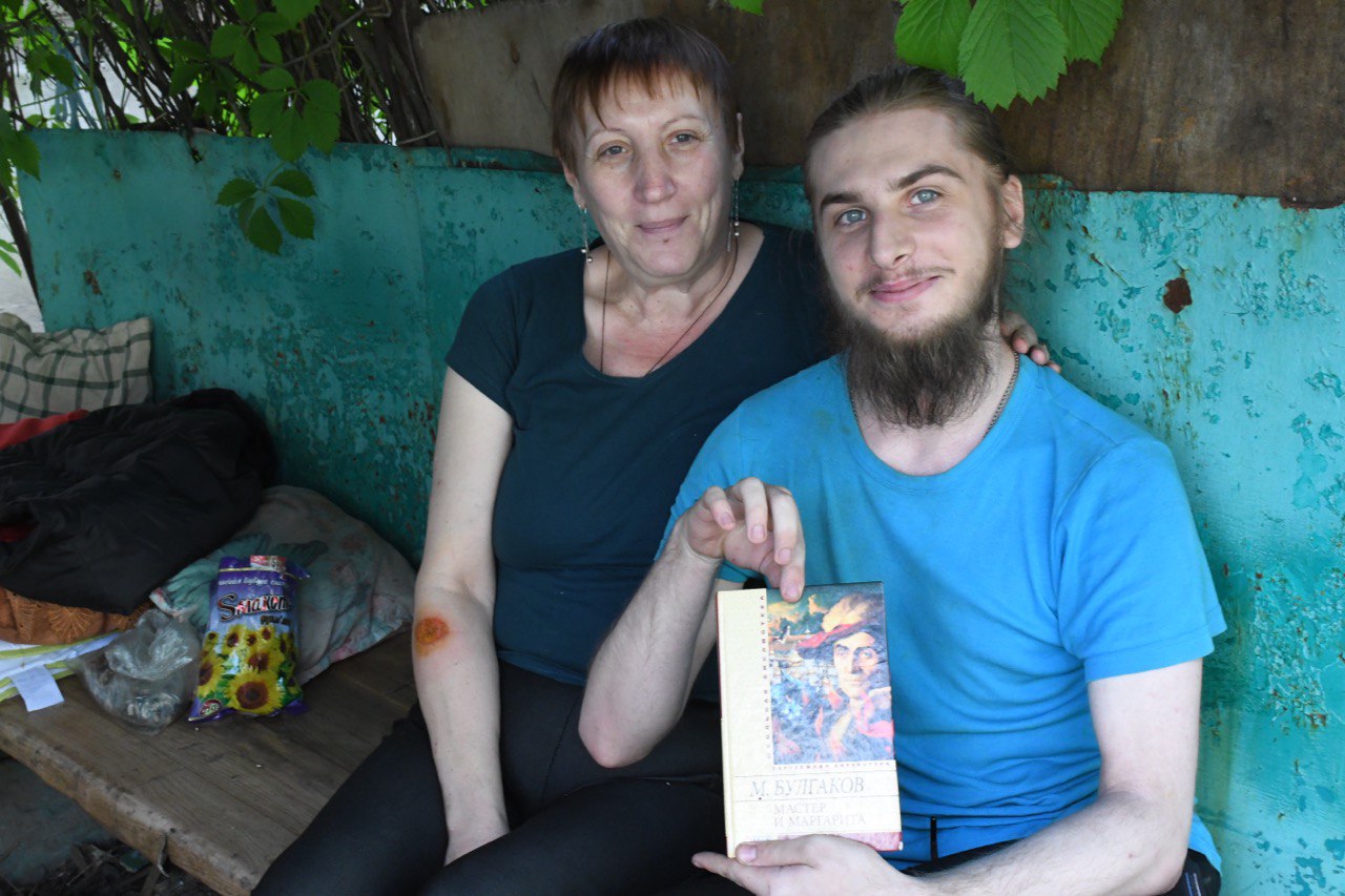 Бій артилерії та книги Булгакова. Репортаж із Часового Яру під ворожим обстрілом